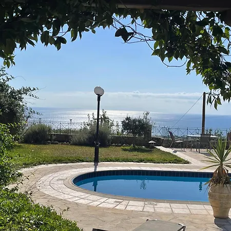 Eleni Villa *